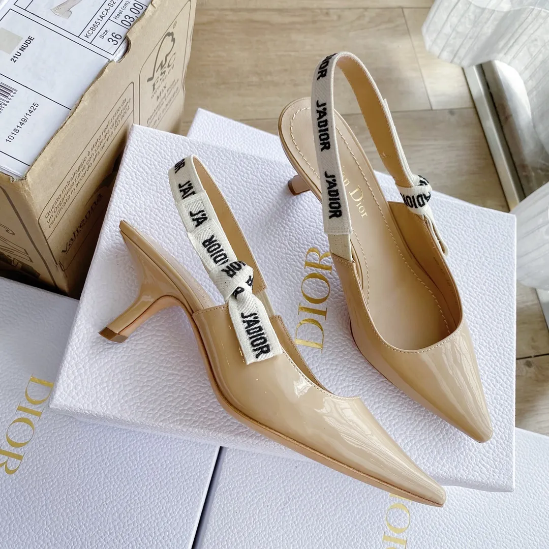 👟👟Ex-factory price 440👟👟 Developed one-to-one from the original version, 👠👠✨ ✨Dior’s popular sandals are new🔥 🔥 The same style as the most popular internet celebrities and celebrities of the year💁 💁. Imported fabric, lining and feet are made of calfskin lining🐑. Original molded heel, heel height 10Cm 6.5cm💘 Original molded metal outsole with five-pointed star LOGO mark✨. Original bow, 💅 Italian leather outsole. 👄💋 Full set of packaging (bags, cards, invoices, one-to-one wrapping paper) 34 40 41 customized